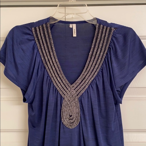 Studio Y top - Picture 2 of 7